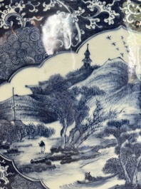 Een grote Chinese blauw-witte vissenkom, Jiaqing