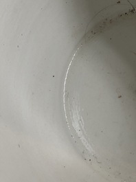 Grand aquarium en porcelaine de Chine en &eacute;maux bleu et rose &agrave; d&eacute;cor de dragons, 19/20&egrave;me
