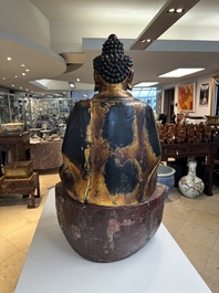 Een fraai en groot Japans verguld en gelakt houten beeld van een Boeddha Shaka, Edo