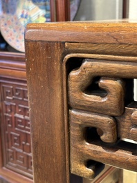 Een grote rechthoekige Chinese huanghuali houten tafel, 19/20e eeuw