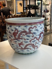 Grand aquarium en porcelaine de Chine en &eacute;maux bleu et rose &agrave; d&eacute;cor de dragons, 19/20&egrave;me