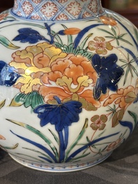 Een paar Chinese famille verte-Imari kalebasvazen, Kangxi