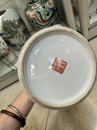 Une paire de vases, deux pots et une bo&icirc;te couverte en porcelaine de Chine famille rose, 19/20&egrave;me