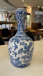 Vase de forme bouteille en fa&iuml;ence en bleu et blanc &agrave; d&eacute;cor de style chinois, Delft ou Haarlem, Pays-Bas, 1&egrave;re moiti&eacute; du 17&egrave;me