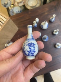 Dertien Chinese blauw-witte miniatuur vazen met floraal decor, Kangxi