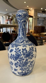 Vase de forme bouteille en fa&iuml;ence en bleu et blanc &agrave; d&eacute;cor de style chinois, Delft ou Haarlem, Pays-Bas, 1&egrave;re moiti&eacute; du 17&egrave;me