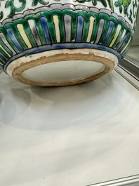 Une paire de vases, deux pots et une bo&icirc;te couverte en porcelaine de Chine famille rose, 19/20&egrave;me