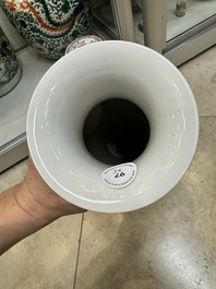 Une paire de vases, deux pots et une bo&icirc;te couverte en porcelaine de Chine famille rose, 19/20&egrave;me