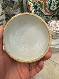 Une paire de vases, deux pots et une bo&icirc;te couverte en porcelaine de Chine famille rose, 19/20&egrave;me