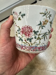 Une paire de vases, deux pots et une bo&icirc;te couverte en porcelaine de Chine famille rose, 19/20&egrave;me