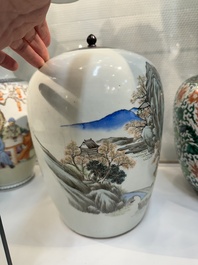 Une paire de vases, deux pots et une bo&icirc;te couverte en porcelaine de Chine famille rose, 19/20&egrave;me