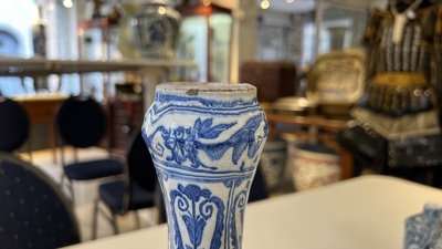 Vase de forme bouteille en fa&iuml;ence en bleu et blanc &agrave; d&eacute;cor de style chinois, Delft ou Haarlem, Pays-Bas, 1&egrave;re moiti&eacute; du 17&egrave;me