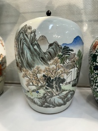 Une paire de vases, deux pots et une bo&icirc;te couverte en porcelaine de Chine famille rose, 19/20&egrave;me