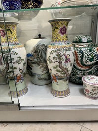 Une paire de vases, deux pots et une bo&icirc;te couverte en porcelaine de Chine famille rose, 19/20&egrave;me