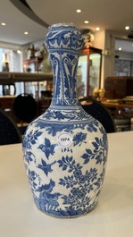 Vase de forme bouteille en fa&iuml;ence en bleu et blanc &agrave; d&eacute;cor de style chinois, Delft ou Haarlem, Pays-Bas, 1&egrave;re moiti&eacute; du 17&egrave;me