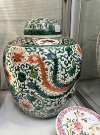 Une paire de vases, deux pots et une bo&icirc;te couverte en porcelaine de Chine famille rose, 19/20&egrave;me