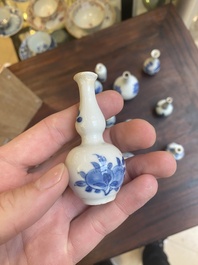 Dertien Chinese blauw-witte miniatuur vazen met floraal decor, Kangxi