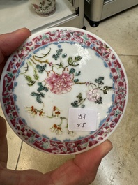 Une paire de vases, deux pots et une bo&icirc;te couverte en porcelaine de Chine famille rose, 19/20&egrave;me