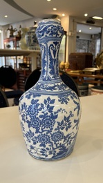 Vase de forme bouteille en fa&iuml;ence en bleu et blanc &agrave; d&eacute;cor de style chinois, Delft ou Haarlem, Pays-Bas, 1&egrave;re moiti&eacute; du 17&egrave;me