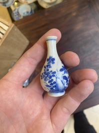 Dertien Chinese blauw-witte miniatuur vazen met floraal decor, Kangxi