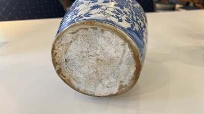 Vase de forme bouteille en fa&iuml;ence en bleu et blanc &agrave; d&eacute;cor de style chinois, Delft ou Haarlem, Pays-Bas, 1&egrave;re moiti&eacute; du 17&egrave;me