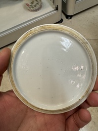 Une paire de vases, deux pots et une bo&icirc;te couverte en porcelaine de Chine famille rose, 19/20&egrave;me