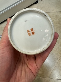 Une paire de vases, deux pots et une bo&icirc;te couverte en porcelaine de Chine famille rose, 19/20&egrave;me