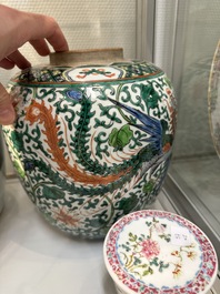 Une paire de vases, deux pots et une bo&icirc;te couverte en porcelaine de Chine famille rose, 19/20&egrave;me