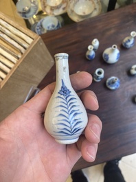 Dertien Chinese blauw-witte miniatuur vazen met floraal decor, Kangxi