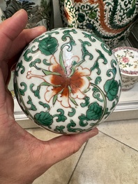 Une paire de vases, deux pots et une bo&icirc;te couverte en porcelaine de Chine famille rose, 19/20&egrave;me
