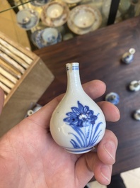 Dertien Chinese blauw-witte miniatuur vazen met floraal decor, Kangxi