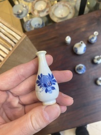 Dertien Chinese blauw-witte miniatuur vazen met floraal decor, Kangxi