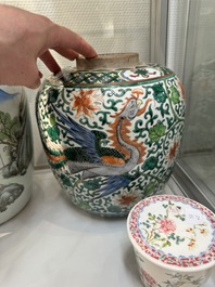 Une paire de vases, deux pots et une bo&icirc;te couverte en porcelaine de Chine famille rose, 19/20&egrave;me