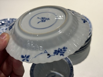 Tien Chinese blauw-witte koppen en veertien schotels met floraal decor, lingzhi merk, Kangxi