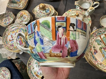 A very extensive Chinese Canton famille rose 81-piece dinner service, 19th C.