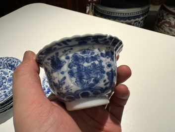 Tien Chinese blauw-witte koppen en veertien schotels met floraal decor, lingzhi merk, Kangxi