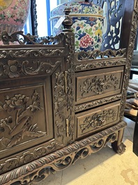 &Eacute;tag&egrave;re sculpt&eacute;e en bois hongmu, Chine, Canton, 19&egrave;me