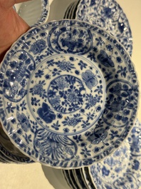 Tien Chinese blauw-witte koppen en veertien schotels met floraal decor, lingzhi merk, Kangxi