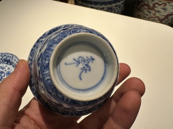 Tien Chinese blauw-witte koppen en veertien schotels met floraal decor, lingzhi merk, Kangxi