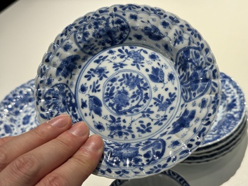 Tien Chinese blauw-witte koppen en veertien schotels met floraal decor, lingzhi merk, Kangxi