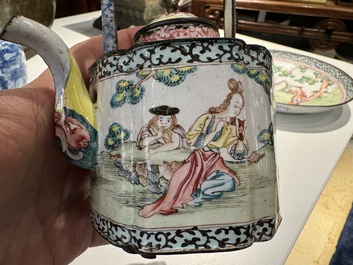 Une assiette et une th&eacute;i&egrave;re en &eacute;maux de Canton &agrave; d&eacute;cor de sc&egrave;ne europ&eacute;enne, Chine Qianlong