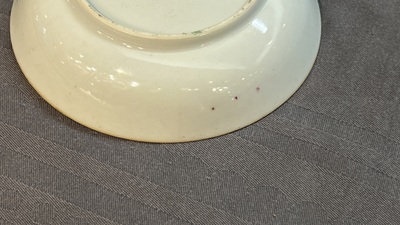 Ensemble des quatre tasses, soucoupes et une verseuse en porcelaine de Chine famille rose &agrave; d&eacute;cor de deux chevaux, Qianlong