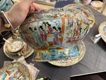 A very extensive Chinese Canton famille rose 81-piece dinner service, 19th C.