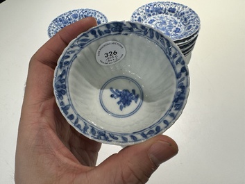 Tien Chinese blauw-witte koppen en veertien schotels met floraal decor, lingzhi merk, Kangxi