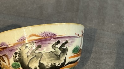 Ensemble des quatre tasses, soucoupes et une verseuse en porcelaine de Chine famille rose &agrave; d&eacute;cor de deux chevaux, Qianlong