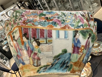 A very extensive Chinese Canton famille rose 81-piece dinner service, 19th C.