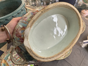 A very extensive Chinese Canton famille rose 81-piece dinner service, 19th C.