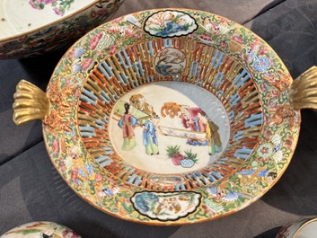 A very extensive Chinese Canton famille rose 81-piece dinner service, 19th C.