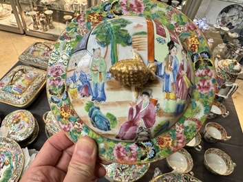 A very extensive Chinese Canton famille rose 81-piece dinner service, 19th C.