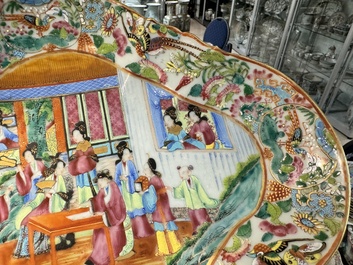 A very extensive Chinese Canton famille rose 81-piece dinner service, 19th C.